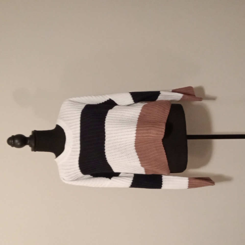 Moon & Madison White Navy Cooper Color Block Cropped Sweater Size Small